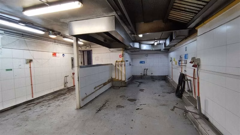 Amplia Propiedad Comercial con Subterráneos en Santiago