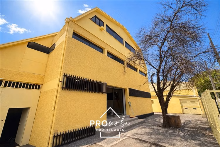 Oficina en arriendo 685 m útiles en Ñuñoa