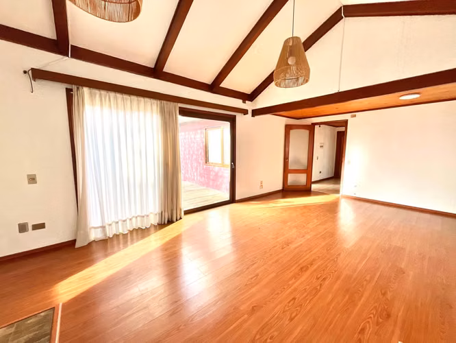 Linda Casa con grandes espacios en Isla teja