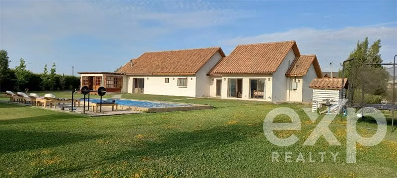 Casa en venta de 4 dorm. en Calera de Tango