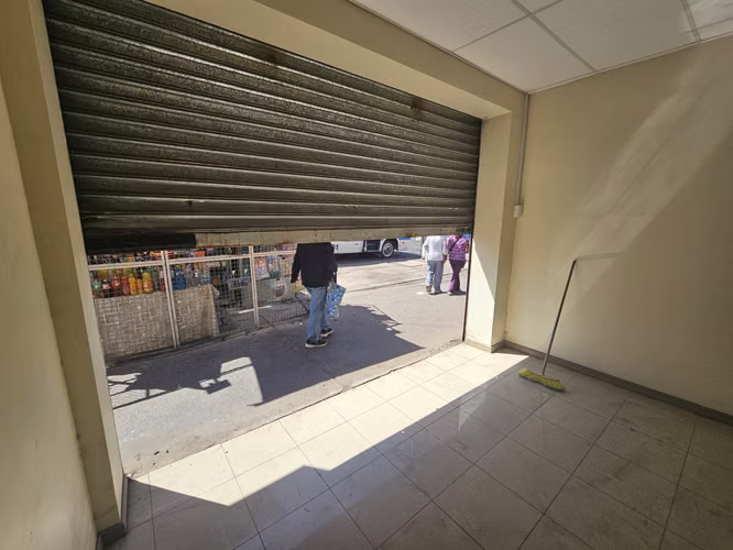 Se Arrienda local en el centro de Iquique, calle Barros Arana