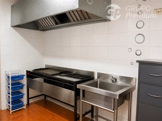 Amplia propiedad con patio y uso comercial potencial