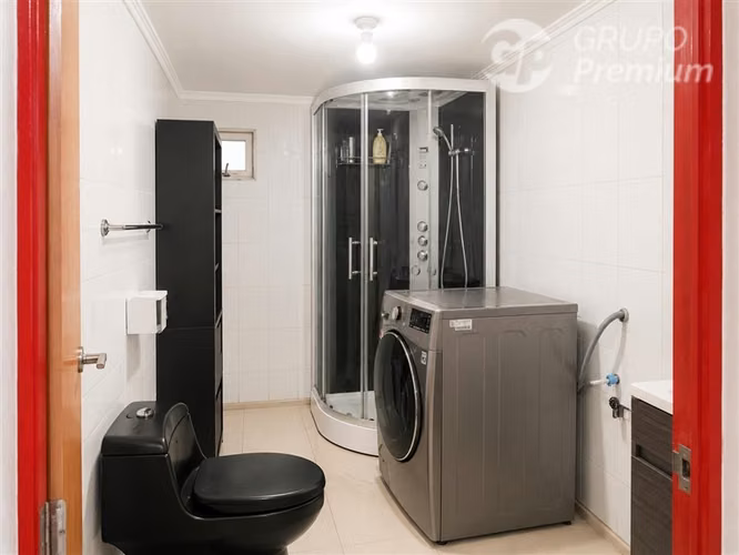 Amplia propiedad con patio y uso comercial potencial