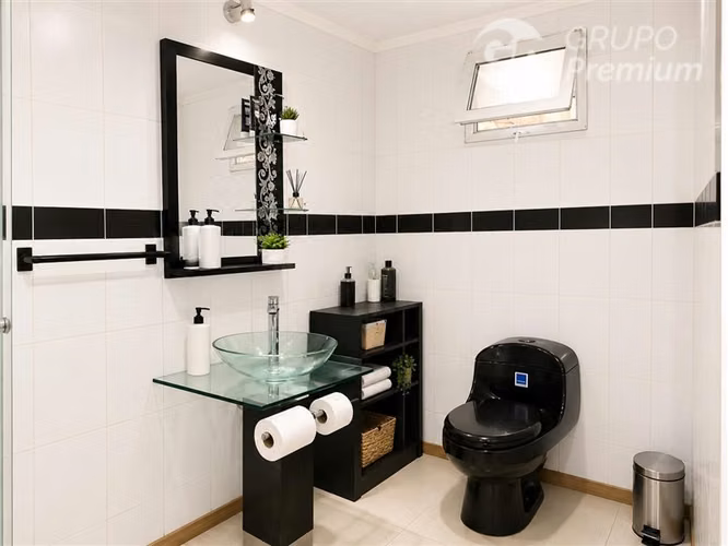 Amplia propiedad con patio y uso comercial potencial
