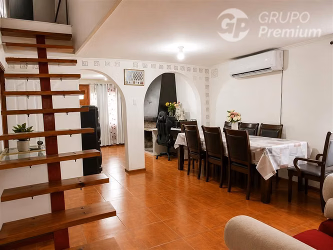 Amplia propiedad con patio y uso comercial potencial
