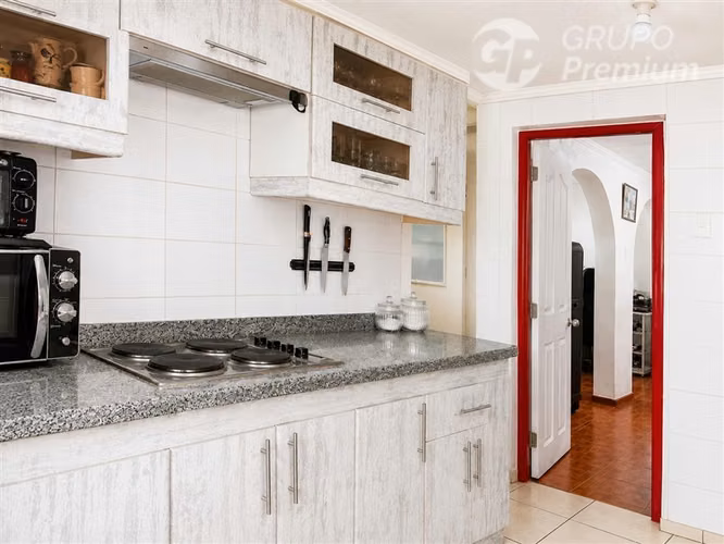 Amplia propiedad con patio y uso comercial potencial