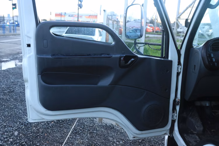 HYUNDAI HD35 CON CARROCERIA FRIO PLATAFORMA LEVANTE HIDRAULICO 2022