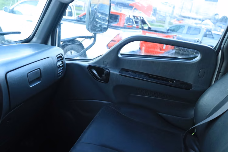 HYUNDAI HD35 CON CARROCERIA FRIO PLATAFORMA LEVANTE HIDRAULICO 2022