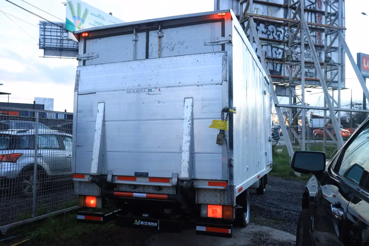 HYUNDAI HD35 CON CARROCERIA FRIO PLATAFORMA LEVANTE HIDRAULICO 2022