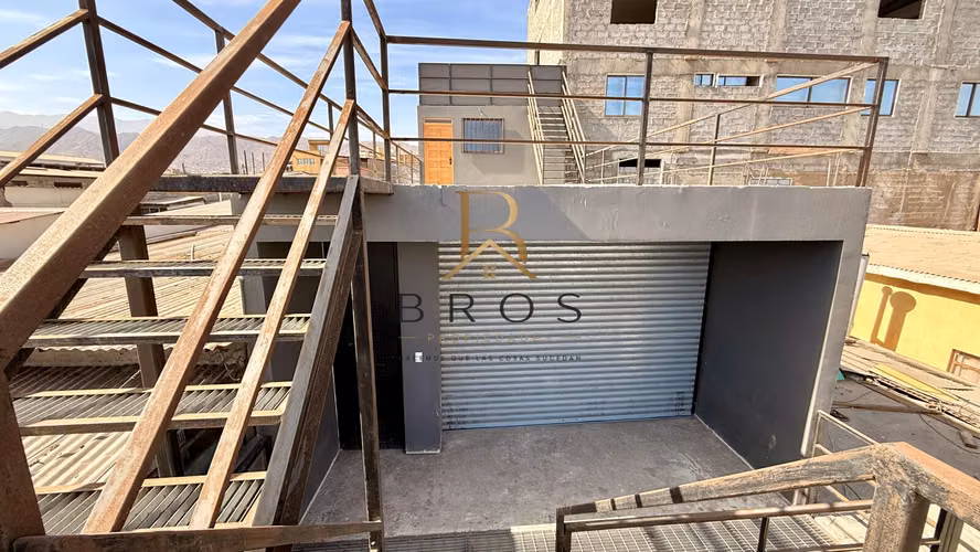 Casa 3 pisos Oportunidad! A pasos de la Vega Central