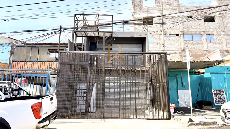 Casa 3 pisos Oportunidad! A pasos de la Vega Central