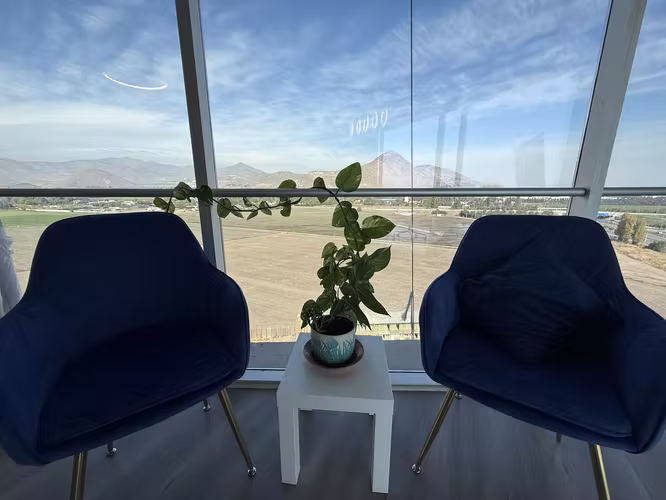 Venta sitiales y tres mesas de reuniones de vidrio  o comedor con 4 sillas modernas