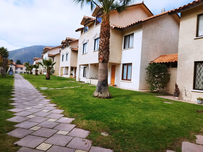 CASA FAMILIAR EN CONDOMINIO EN LA SERENA