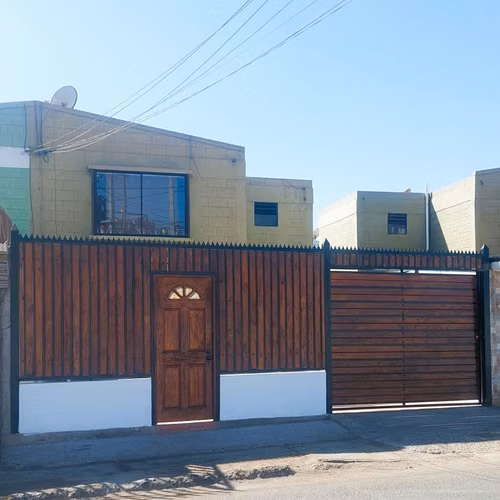 Casa en venta de 2 pisos excelente conectividad - Alto Hospicio