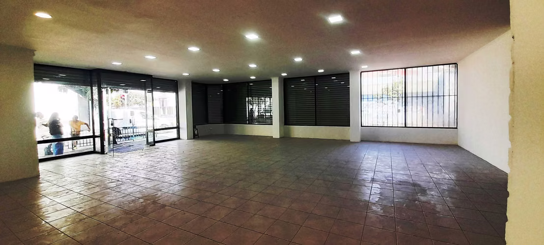Gran Local Comercial con Doble Frente   (177026)