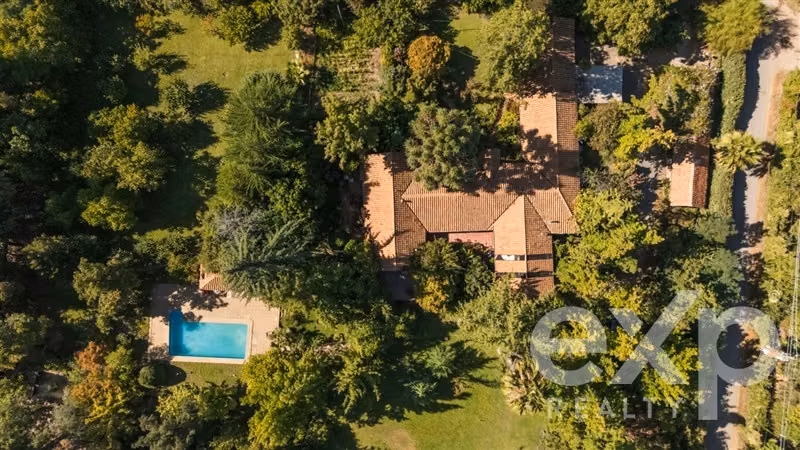 ESPECTACULAR PARCELA CON CASA COLONIAL SECTOR EL BOSQUE