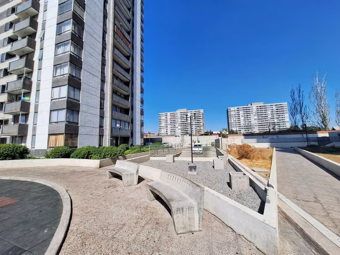 PRECIO BAJO LA TASACIÓN!! Depto de 2D1B + E en el Edif. Montenova 1, Metro Carlos Valdovinos