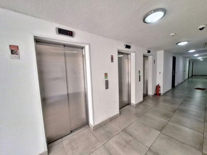 PRECIO BAJO LA TASACIÓN!! Depto de 2D1B + E en el Edif. Montenova 1, Metro Carlos Valdovinos