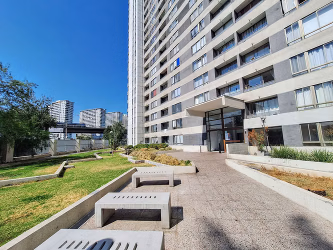 PRECIO BAJO LA TASACIÓN!! Depto de 2D1B + E en el Edif. Montenova 1, Metro Carlos Valdovinos