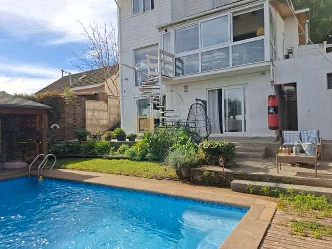 Elegante Casa en venta 5D4B en Barrio Norte Villa Alemana