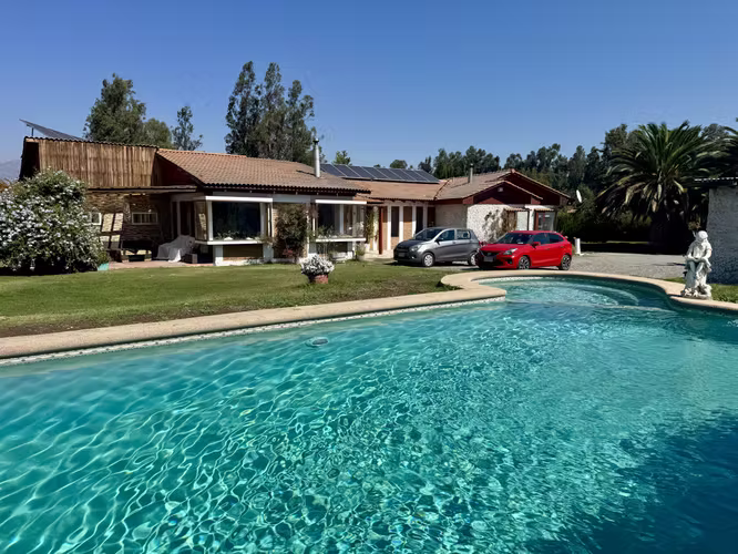 EXCELENTE PARCELA CON 2 CASAS PISCINA Y QUINCHO