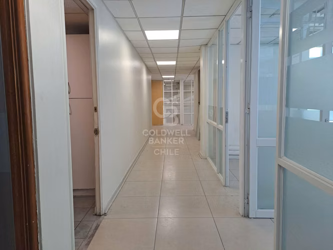 Amplio local comercial en calle Apoquindo, Metro El Golf