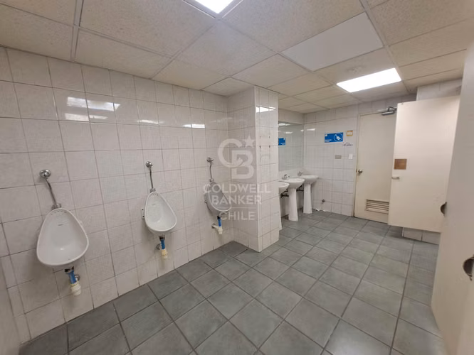 Amplio local comercial en calle Apoquindo, Metro El Golf