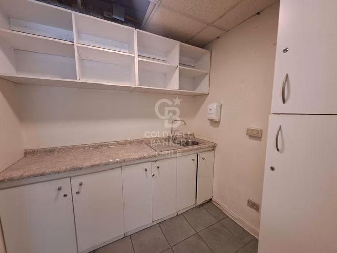 Amplio local comercial en calle Apoquindo, Metro El Golf