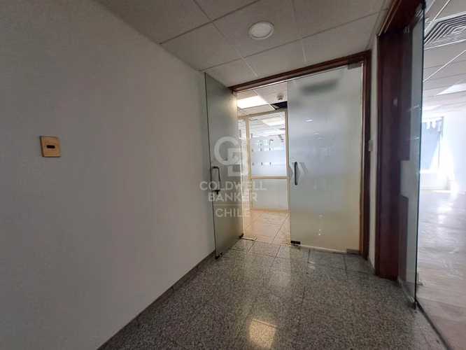 Amplio local comercial en calle Apoquindo, Metro El Golf