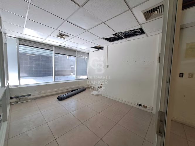 Amplio local comercial en calle Apoquindo, Metro El Golf