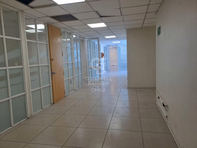 Amplio local comercial en calle Apoquindo, Metro El Golf