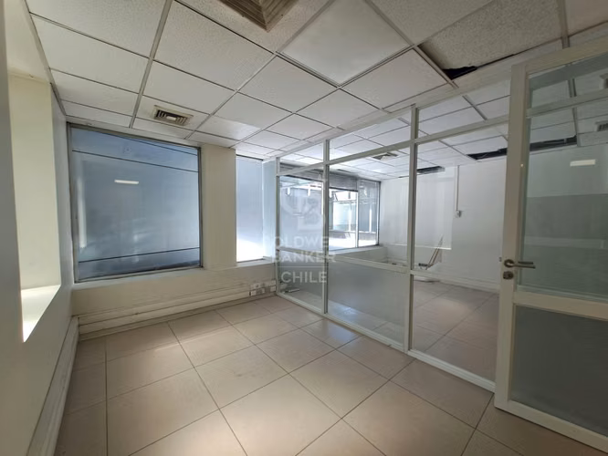 Amplio local comercial en calle Apoquindo, Metro El Golf