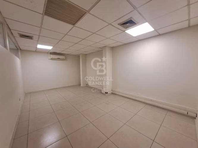 Amplio local comercial en calle Apoquindo, Metro El Golf