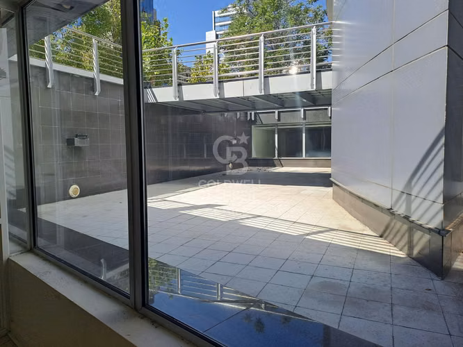Amplio local comercial en calle Apoquindo, Metro El Golf