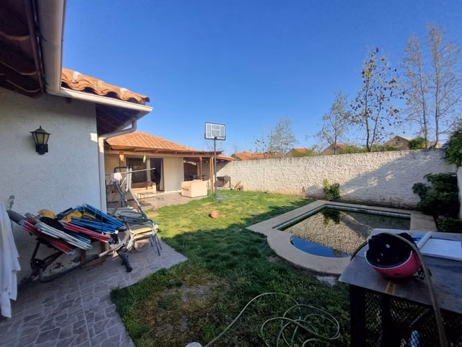 Vende Casa esquina en barrio Residencial San Andres, Comuna de Machali.