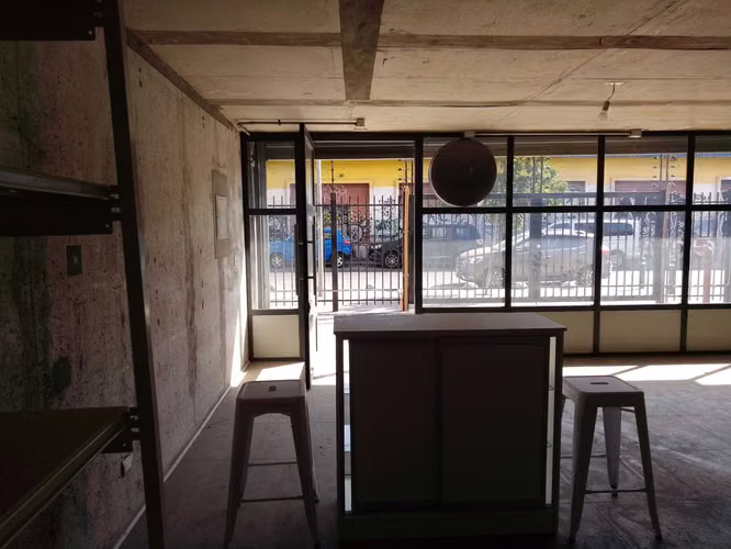 Amplio local en AV 5 de Abril (177169)