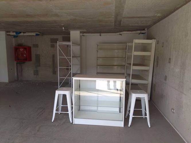 Amplio local en AV 5 de Abril (177169)