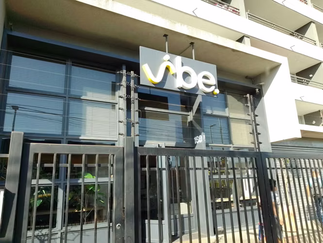 Amplio local en AV 5 de Abril (177169)