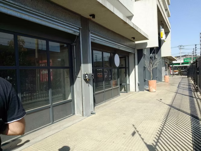 Amplio local en AV 5 de Abril (177169)
