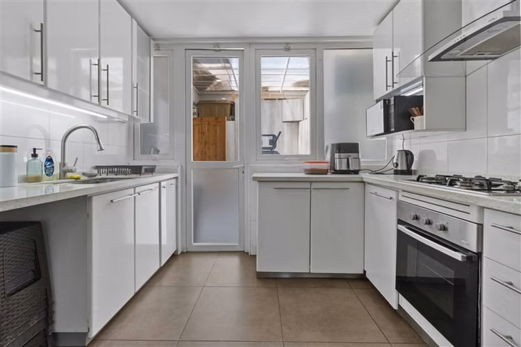 Moderna casa con piscina en exclusivo condominio. La Reina