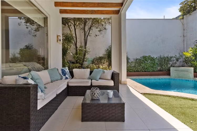 Moderna casa con piscina en exclusivo condominio. La Reina