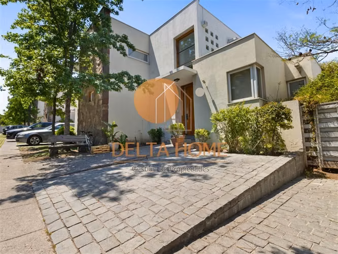 Moderna casa con piscina en exclusivo condominio. La Reina