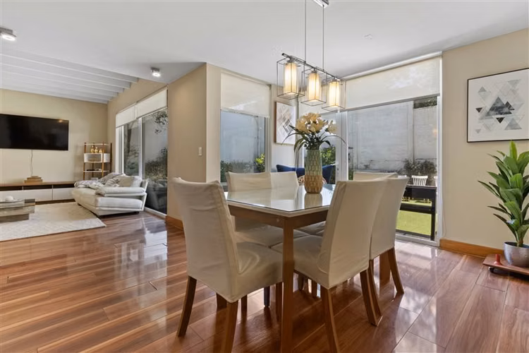 Moderna casa con piscina en exclusivo condominio. La Reina