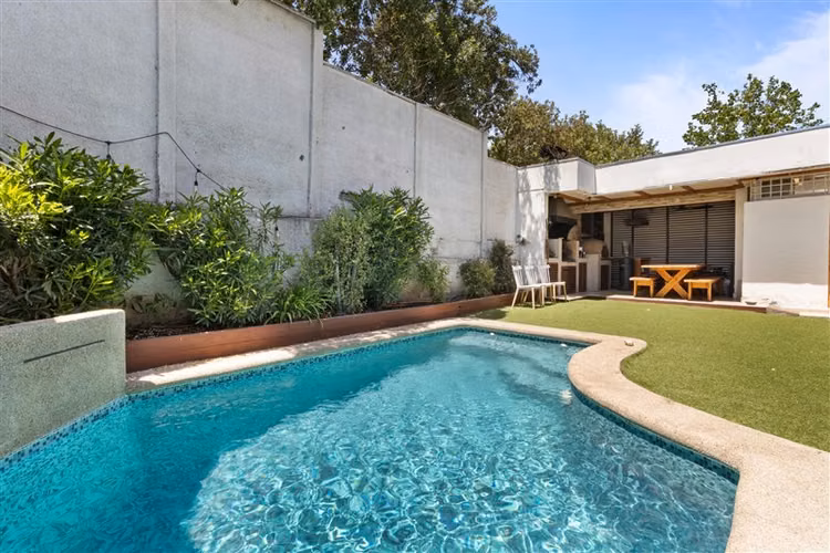 Moderna casa con piscina en exclusivo condominio. La Reina