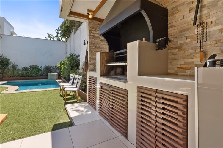 Moderna casa con piscina en exclusivo condominio. La Reina