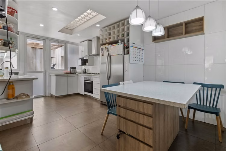 Moderna casa con piscina en exclusivo condominio. La Reina