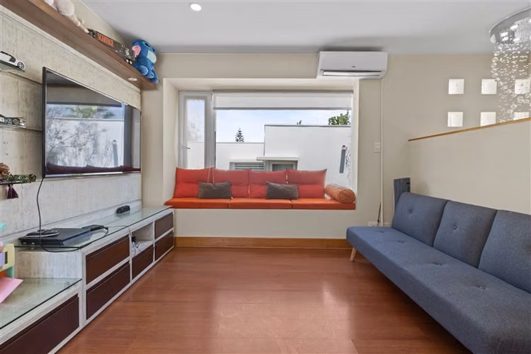 Moderna casa con piscina en exclusivo condominio. La Reina