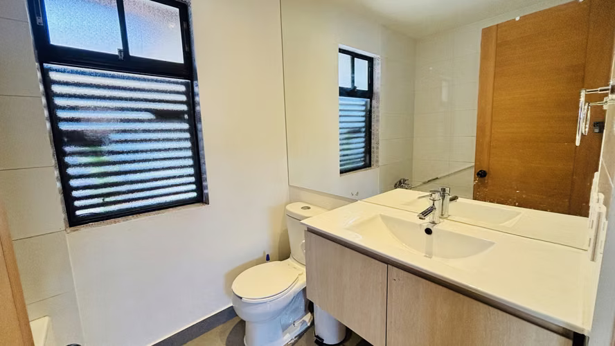 Venta Casa La Reina  Piscina , Remodelada 5 dormitorios + servicios. Helsby 8600