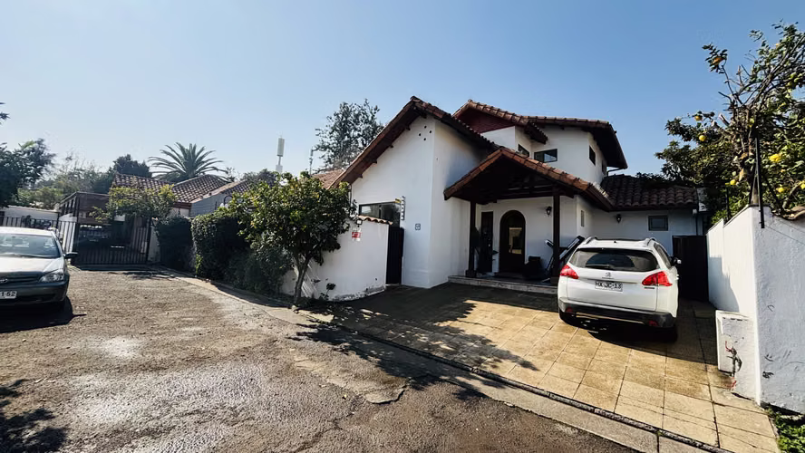 Venta Casa La Reina  Piscina , Remodelada 5 dormitorios + servicios. Helsby 8600