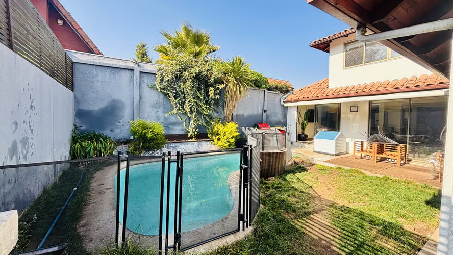 Venta Casa La Reina  Piscina , Remodelada 5 dormitorios + servicios. Helsby 8600